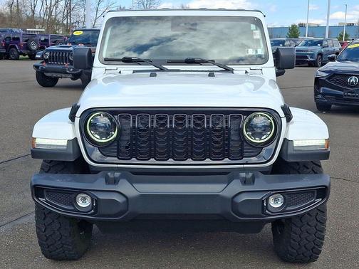 Bright White Clearcoat 2024 Jeep Gladiator Sport