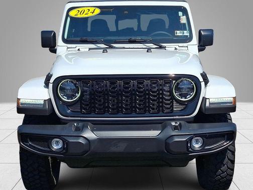 Bright White Clearcoat 2024 Jeep Gladiator Sport