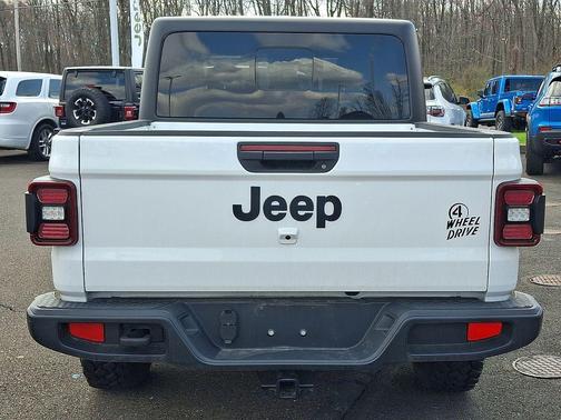 Bright White Clearcoat 2024 Jeep Gladiator Sport
