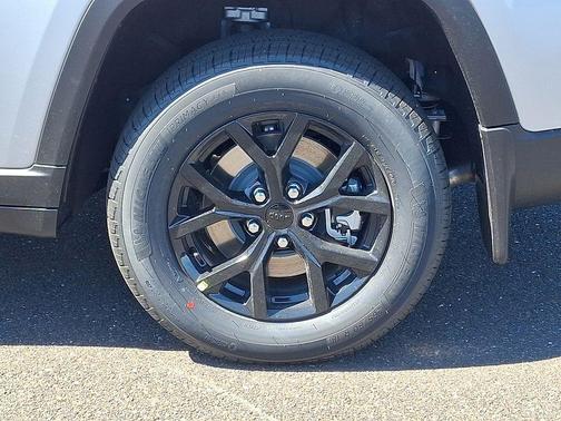 Silver Zynith 2026 Jeep Grand Cherokee L Laredo