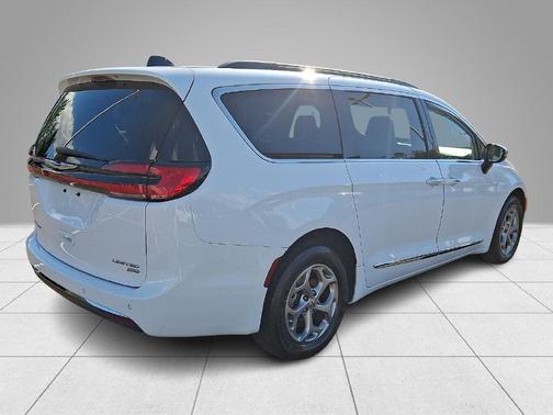 Bright White Clearcoat 2023 Chrysler Pacifica Limited