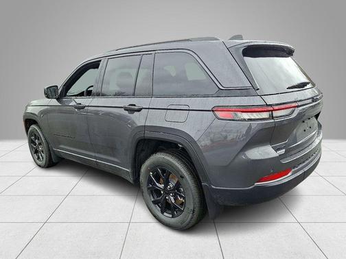 Metallic 2026 Jeep Grand Cherokee Laredo