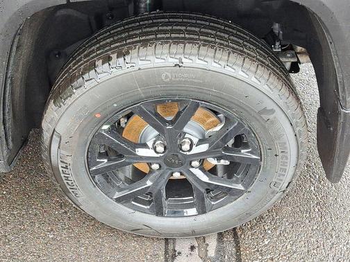 Metallic 2026 Jeep Grand Cherokee Laredo