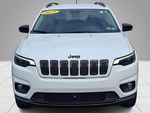 Bright White Clearcoat 2023 Jeep Cherokee Altitude Lux