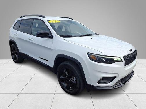 Bright White Clearcoat 2023 Jeep Cherokee Altitude Lux