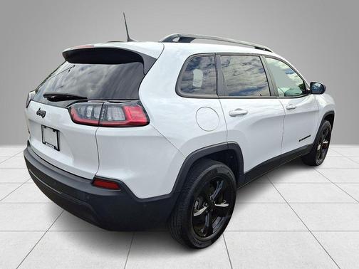 Bright White Clearcoat 2023 Jeep Cherokee Altitude Lux