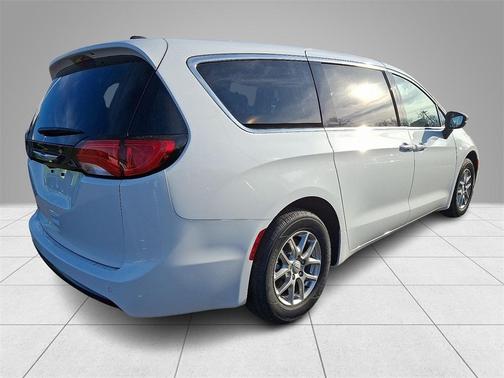 2026 Chrysler Voyager LX