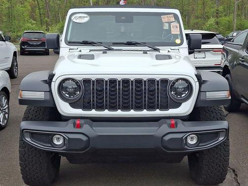 Bright White Clearcoat 2024 Jeep Wrangler Rubicon