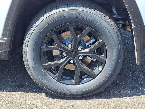 Bright White Clearcoat 2026 Jeep Grand Cherokee Sport