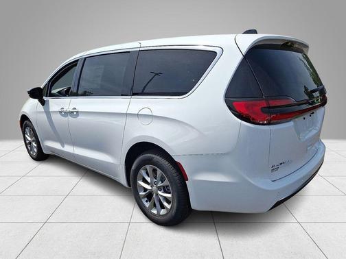 PW7 2027 Chrysler Pacifica SELECT