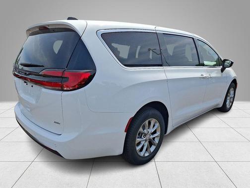 PW7 2027 Chrysler Pacifica SELECT