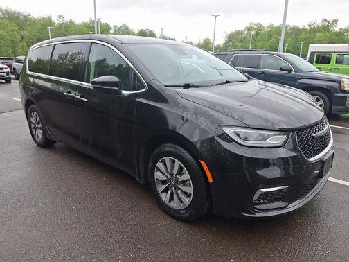 Diamond Black 2024 Chrysler Pacifica Hybrid Select
