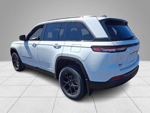 Bright White Clearcoat 2026 Jeep Grand Cherokee Laredo