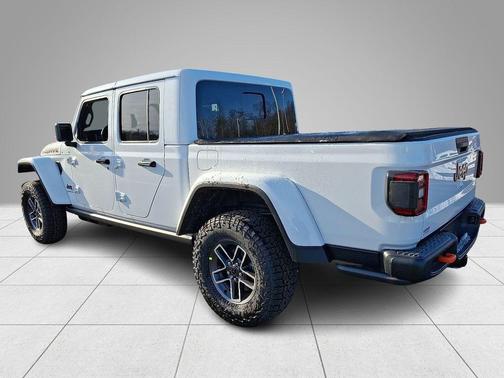 Bright White Clearcoat 2026 Jeep Gladiator Mojave