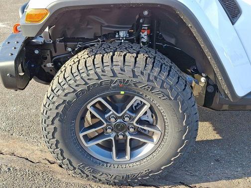 Bright White Clearcoat 2026 Jeep Gladiator Mojave