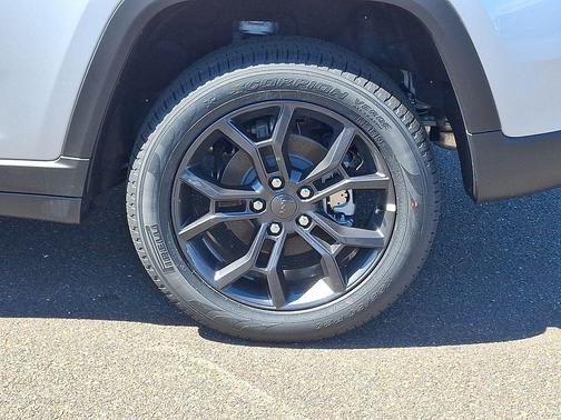 Silver Zynith 2025 Jeep Grand Cherokee Limited