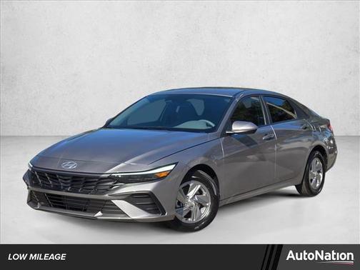 2025 Hyundai ELANTRA SE