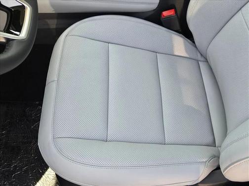 Star White Metallic Tri-Coat 2026 Ford Explorer Platinum
