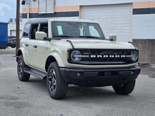 Desert Sand 2026 Ford Bronco Outer Banks