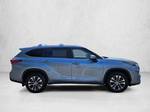 Moon Dust 2023 Toyota Highlander Hybrid XLE