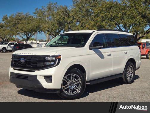 Star White Metallic Tri-Coat 2026 Ford Expedition Active