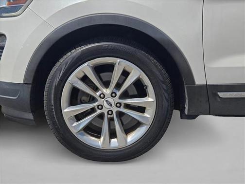 White Platinum Metallic Tri-Coat 2018 Ford Explorer XLT