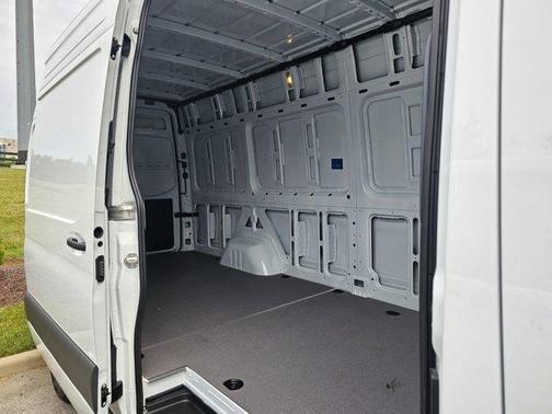 2024 Mercedes-Benz eSprinter 2500 170 WB High Roof Cargo