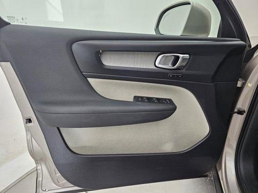 2023 Volvo XC40 B5 Plus Bright Theme