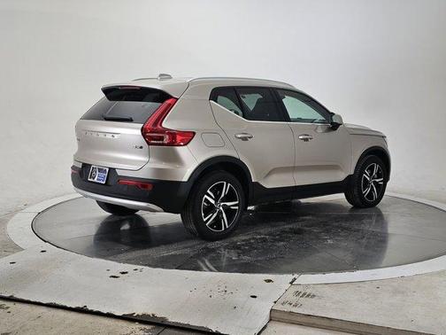 2023 Volvo XC40 B5 Plus Bright Theme