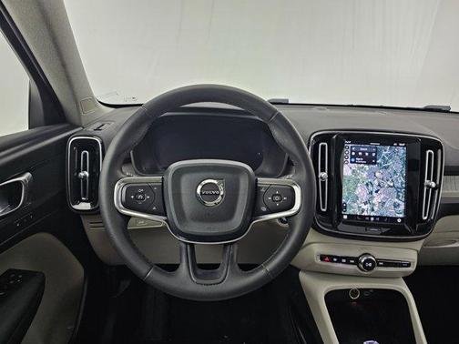 2023 Volvo XC40 B5 Plus Bright Theme