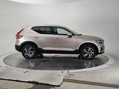 2023 Volvo XC40 B5 Plus Bright Theme
