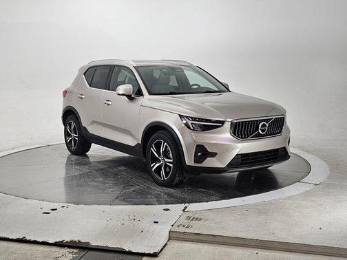 2023 Volvo XC40 B5 Plus Bright Theme