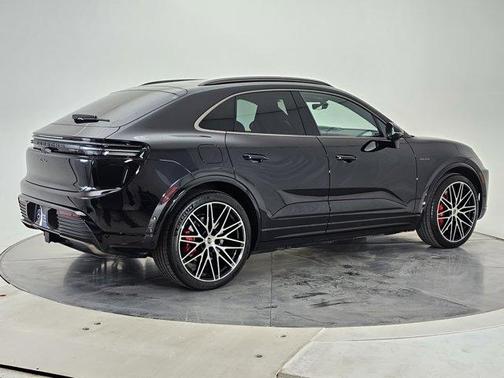 2025 Porsche Macan Turbo