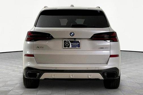 Mineral White Metallic 2026 BMW X5 xDrive40i