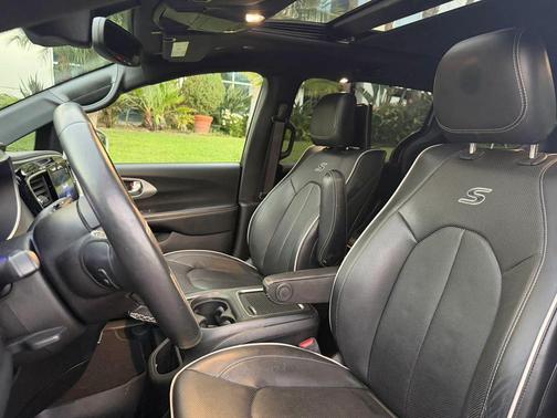 Luxury White Pearlcoat 2020 Chrysler Pacifica Hybrid Limited