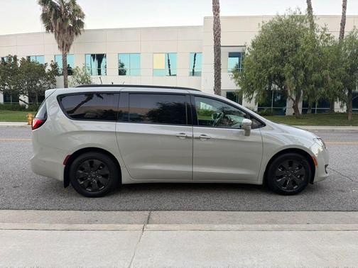 Luxury White Pearlcoat 2020 Chrysler Pacifica Hybrid Limited