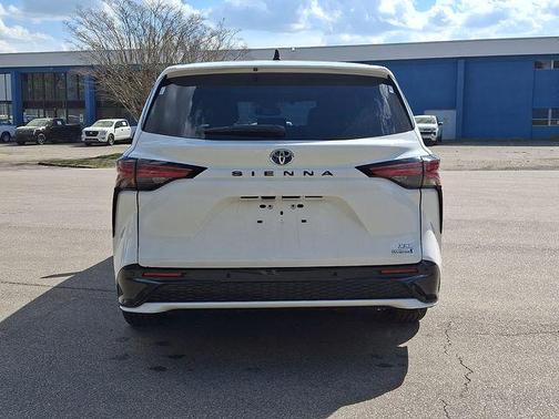 Ice 2023 Toyota Sienna XSE 7 Passenger