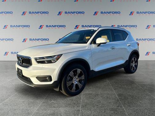 Crystal White Metallic 2022 Volvo XC40 T5 Inscription