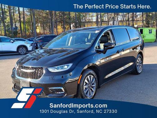 Diamond Black Crystal Pearlcoat 2024 Chrysler Pacifica Hybrid Select