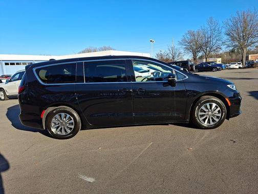 Diamond Black Crystal Pearlcoat 2024 Chrysler Pacifica Hybrid Select