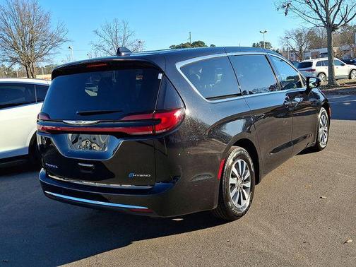 Diamond Black Crystal Pearlcoat 2024 Chrysler Pacifica Hybrid Select