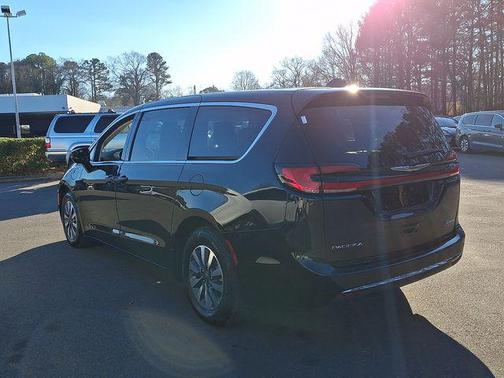 Diamond Black Crystal Pearlcoat 2024 Chrysler Pacifica Hybrid Select
