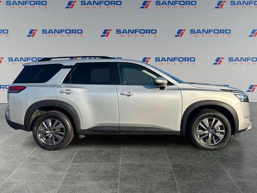 2024 Nissan Pathfinder SV 4WD