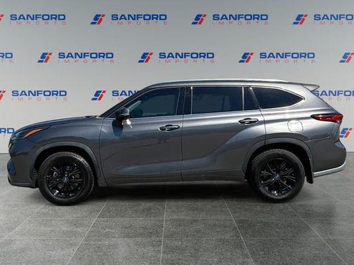 Magnetic Gray Metallic 2021 Toyota Highlander XLE