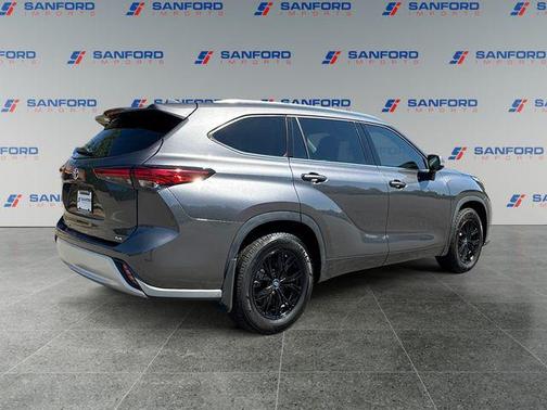 Magnetic Gray Metallic 2021 Toyota Highlander XLE