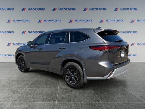 Magnetic Gray Metallic 2021 Toyota Highlander XLE