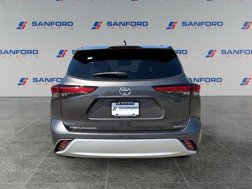 Magnetic Gray Metallic 2021 Toyota Highlander XLE