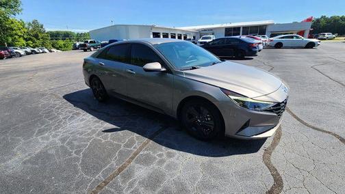 Fluid Metal 2022 Hyundai ELANTRA SEL