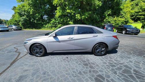 Fluid Metal 2022 Hyundai ELANTRA SEL