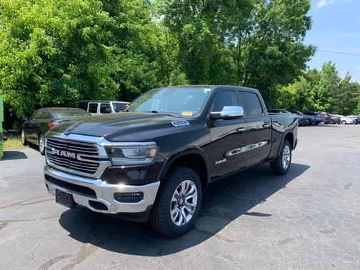 Photo 3 of 28 of 2019 RAM 1500 Laramie